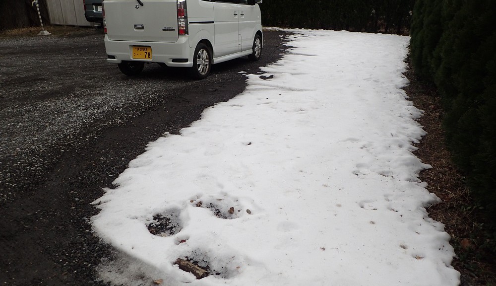 駐車場に残る雪
