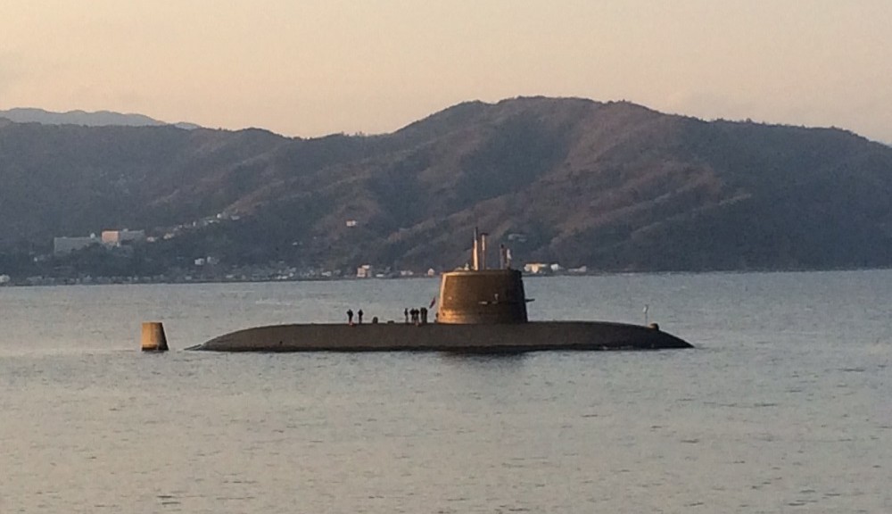 伊東港沖にて、潜水艦