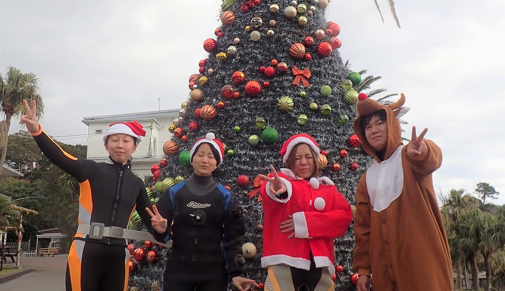 伊豆海洋公園クリスマスツリーの前で記念撮影