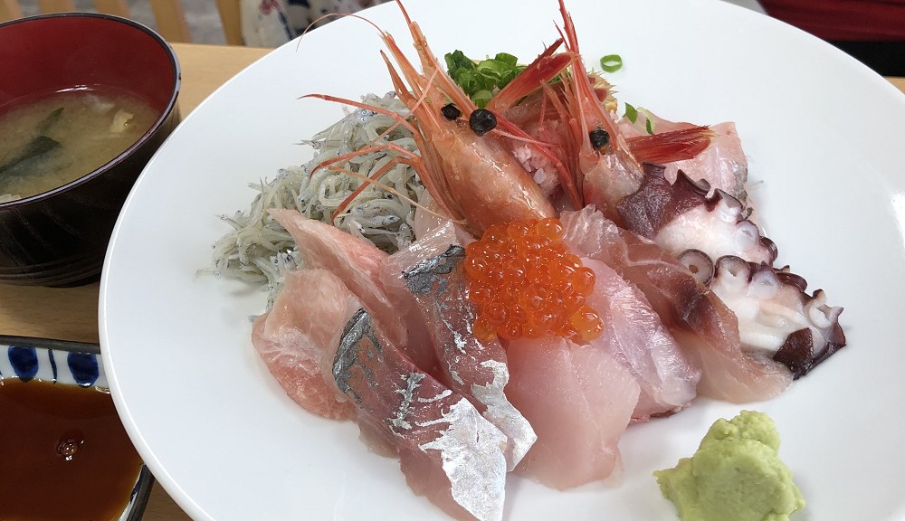 アフターダイブ・ランチは熱海銀座にて海鮮丼を食す