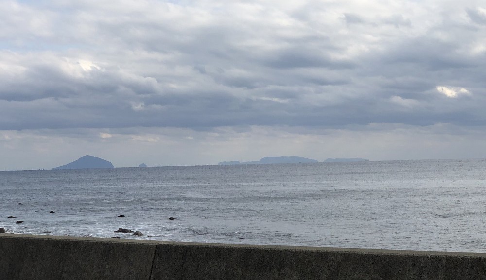 伊豆七島、左から利島、新島、三宅島が見えます。